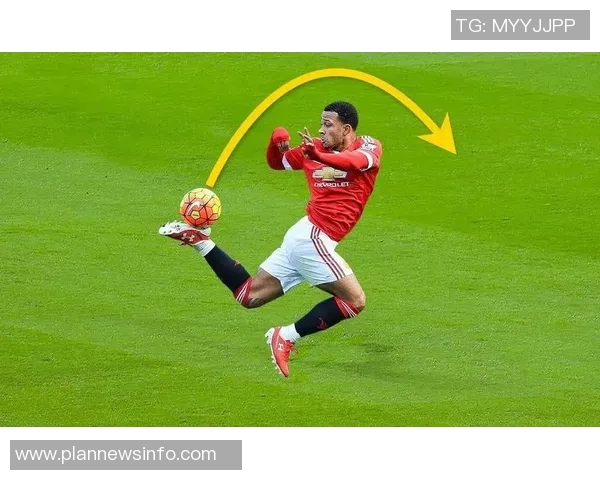 足球明星进球后慢动作回放精彩瞬间尽显技术与激情